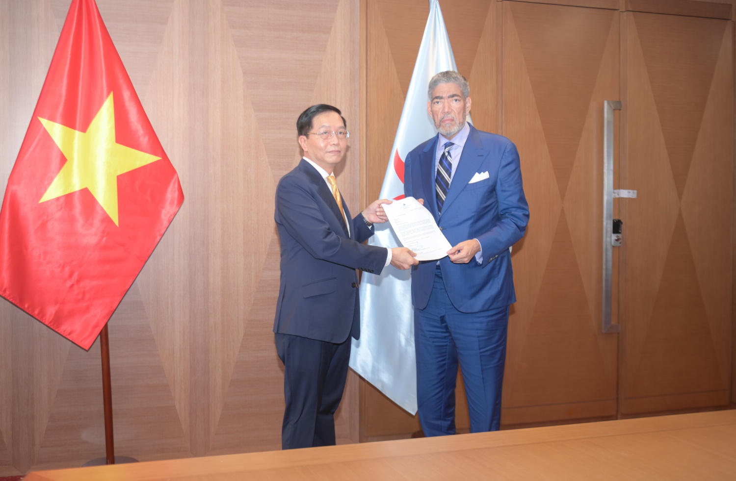  Đồng chí Mejia Abreu Jose Miguel chuyển bức thư của Bộ Năng lượng và Mỏ Dominicana với nội dung mong muốn tăng cường hợp tác với Petrovietnam cho đồng chí Trần Quang Dũng